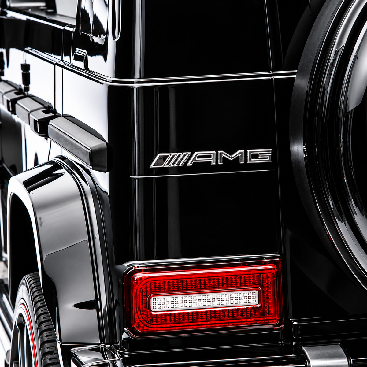 Masina Electrica Mercedes-Benz AMG G63 pentru Copii, Licentiata Oficial, 12V 4.5Ah, 2 Motoare 30W, Telecomanda 2.4G, Suspensii, LED, Bluetooth, USB, FM Radio